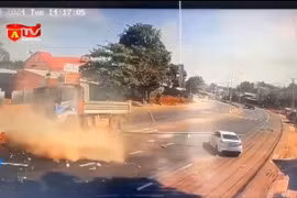 Vượt ẩu, xe ô tô tải lao thẳng vào dải phân cách