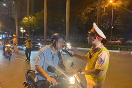 Cảnh sát giao thông Hà Nội xuyên đêm xử lý vi phạm nồng độ cồn
