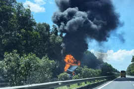 Ô tô đầu kéo bất ngờ bốc cháy trên cao tốc Pháp Vân - Cầu Giẽ 