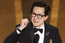 Lễ trao giải Oscar: Sao gốc Việt Quan Kế Huy bật khóc khi thắng giải