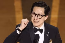 Lễ trao giải Oscar: Sao gốc Việt Quan Kế Huy bật khóc khi thắng giải