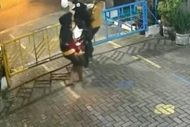 Cổng khóa, hai tên trộm khiêng xe máy tẩu thoát