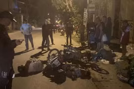 Hãi hùng cảnh hai xe máy đâm nhau trực diện khiến nhiều người bị thương