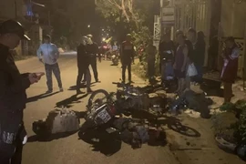 Hãi hùng cảnh hai xe máy đâm nhau trực diện khiến nhiều người bị thương