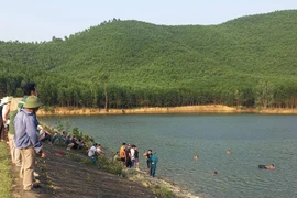 Sáu học sinh lớp 8 rủ nhau đi tắm hồ, 4 em đuối nước thương tâm