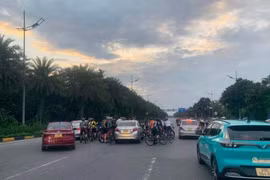 Xử lý nghiêm hành vi của nhóm người đi xe đạp vi phạm an toàn giao thông trên đường Võ Nguyên Giáp