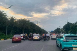 Xử lý nghiêm hành vi của nhóm người đi xe đạp vi phạm an toàn giao thông trên đường Võ Nguyên Giáp