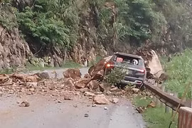 Sạt lở, đá trên núi cao bất ngờ lăn xuống, đè trúng ô tô có 4 người bên trong 