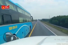 Sau tai nạn 3 người tử vong, xe khách vẫn vượt ẩu trên cao tốc Cam Lộ - La Sơn