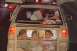 Hãi hùng xe ô tô chế thêm lồng sắt chở 3 em nhỏ