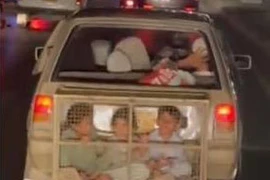 Hãi hùng xe ô tô chế thêm lồng sắt chở 3 em nhỏ