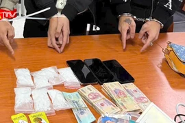 Kiểm tra ô tô nghi vấn, lực lượng 141 phát hiện ma túy Ketamine và 'nước vui'