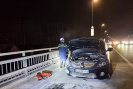 Xe ô tô bất ngờ bốc cháy trên cầu Nhật Tân