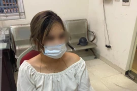 Gặp cảnh sát 141, người phụ nữ phi tang ma túy bất thành