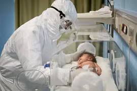 Triệu chứng Covid-19 ở trẻ em khác người lớn như thế nào?