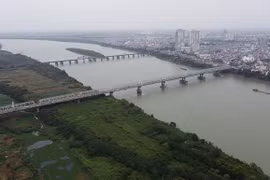 Thương tâm phát hiện nạn nhân rơi xuống sông Hồng đang mang thai