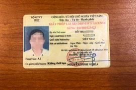 Tuần tra kiểm soát, phát hiện người phụ nữ dùng GPLX nghi là giả