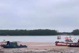 Chìm thuyền nan, bốn người mất tích