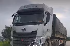 Xử phạt lái xe đầu kéo liều lĩnh đi ngược chiều trên cao tốc 