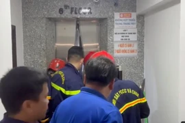 Mắc kẹt trong thang máy do mất điện, cần làm gì?