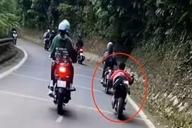 Xác minh làm rõ 'quái xế' nằm trên yên xe máy điện đổ đèo Vườn Quốc gia Ba Vì