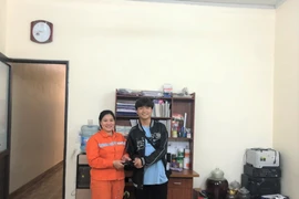 Nam sinh viên vui mừng nhận lại chiếc ví bị đánh rơi