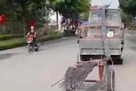 Hãi hùng xe chở thép dài hàng chục mét 'đánh võng' trên phố