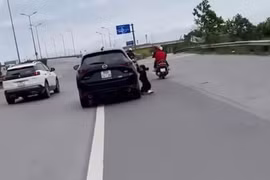 Hà Nội: Làm rõ người phụ nữ bám vào cánh cửa xe ô tô bị hất văng xuống đường