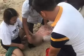 Khoảnh khắc chiến sĩ công an cứu sống cô gái bị đuối nước ở bãi tắm Cửa Tùng