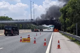 Ô tô bán tải bốc cháy nghi ngút trên cao tốc Hà Nội – Hải Phòng