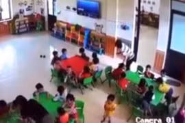Phẫn nộ cảnh cô giáo mầm non bạo hành trẻ tại trường