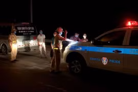 Phạt 30 triệu đồng 4 người lợi dụng xe cứu thương “thông chốt” kiểm soát