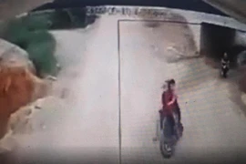 Ba học sinh đi xe đạp điện thương vong sau khi va chạm với xe tải