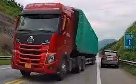 Hãi hùng pha vượt ẩu của lái xe container trên cao tốc Nội Bài – Lào Cai