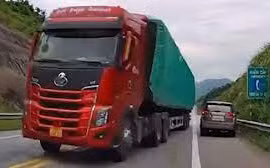 Hãi hùng pha vượt ẩu của lái xe container trên cao tốc Nội Bài – Lào Cai