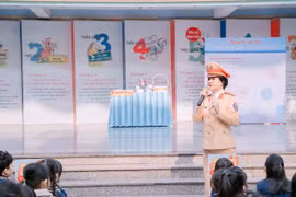 Tuyên truyền pháp luật về an toàn giao thông cho 2.700 học sinh