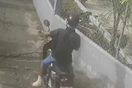 Chân bó bột vẫn nhảy lò cò vào nhà dân ăn trộm