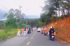 Nhóm phụ nữ dừng ô tô, nhảy múa giữa đường bị công an mời làm việc