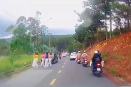 Nhóm phụ nữ dừng ô tô, nhảy múa giữa đường bị công an mời làm việc