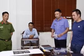 [Tin nhanh tối 25-10-2022] Đang giao dịch 3 bánh heroin thì bị bắt