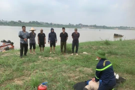 Hướng dẫn kỹ năng cứu nạn đuối nước cho người dân thuyền chài trên sông Hồng