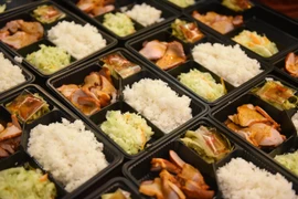 Những suất cơm yêu thương tặng y bác sĩ Bệnh viện Phổi Hà Nội