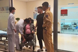 CSGT dùng xe chuyên dụng mở đường đưa sản phụ đến bệnh viện an toàn