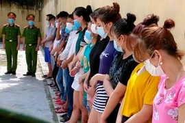 Bất chấp lệnh cấm, quán karaoke vẫn phục vụ 25 khách ‘bay lắc’