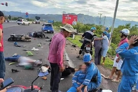 Khoảnh khắc ô tô tông hàng loạt xe máy đang dừng đèn đỏ khiến 5 người bị thương