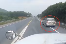 Ô tô bất chấp biển cấm, vượt ẩu trên cao tốc Cam Lộ - La Sơn