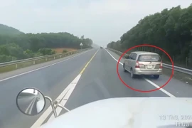 Ô tô bất chấp biển cấm, vượt ẩu trên cao tốc Cam Lộ - La Sơn