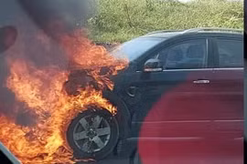 Hà Nội: Xe ô tô liên tiếp bốc cháy dữ dội trong thời tiết nắng nóng
