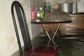 Nước ào vào nhà giữa đêm khuya, người dân Hà Nội nháo nhào chạy đồ đạc