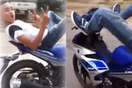 Nam thanh niên nằm ngửa lái Exciter bằng chân